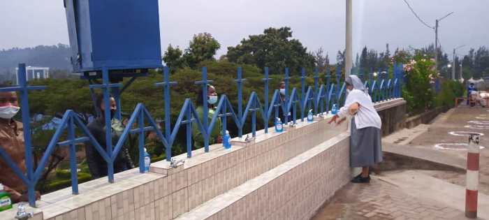 Hashyizweho aho abakirisitu bakarabira mbere yo kwinjira muri kiliziya