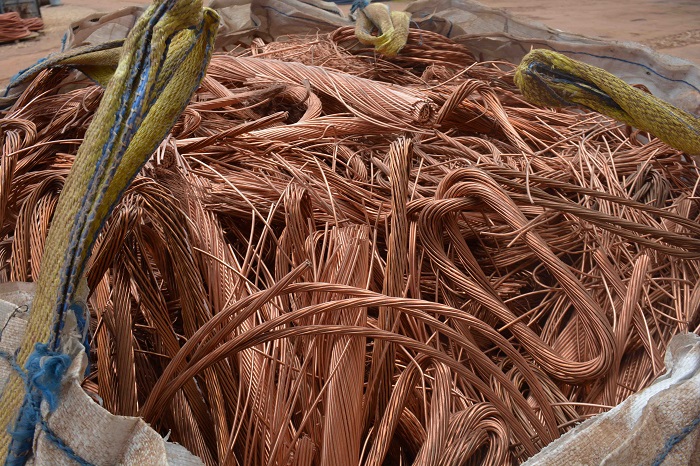 Abibye insinga barazishishura bakagurisha umuringa w'imbere