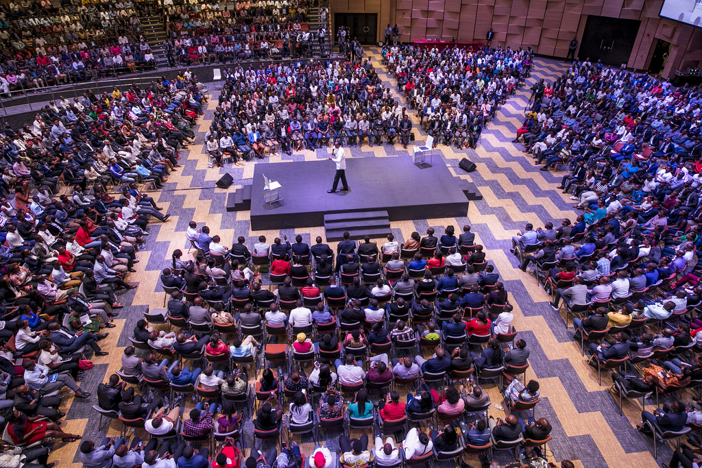 Perezida Kagame yemereye abahanzi ko rimwe na rimwe bajya bakorera ibitaramo mu nyubako ya FPR-Inkotanyi