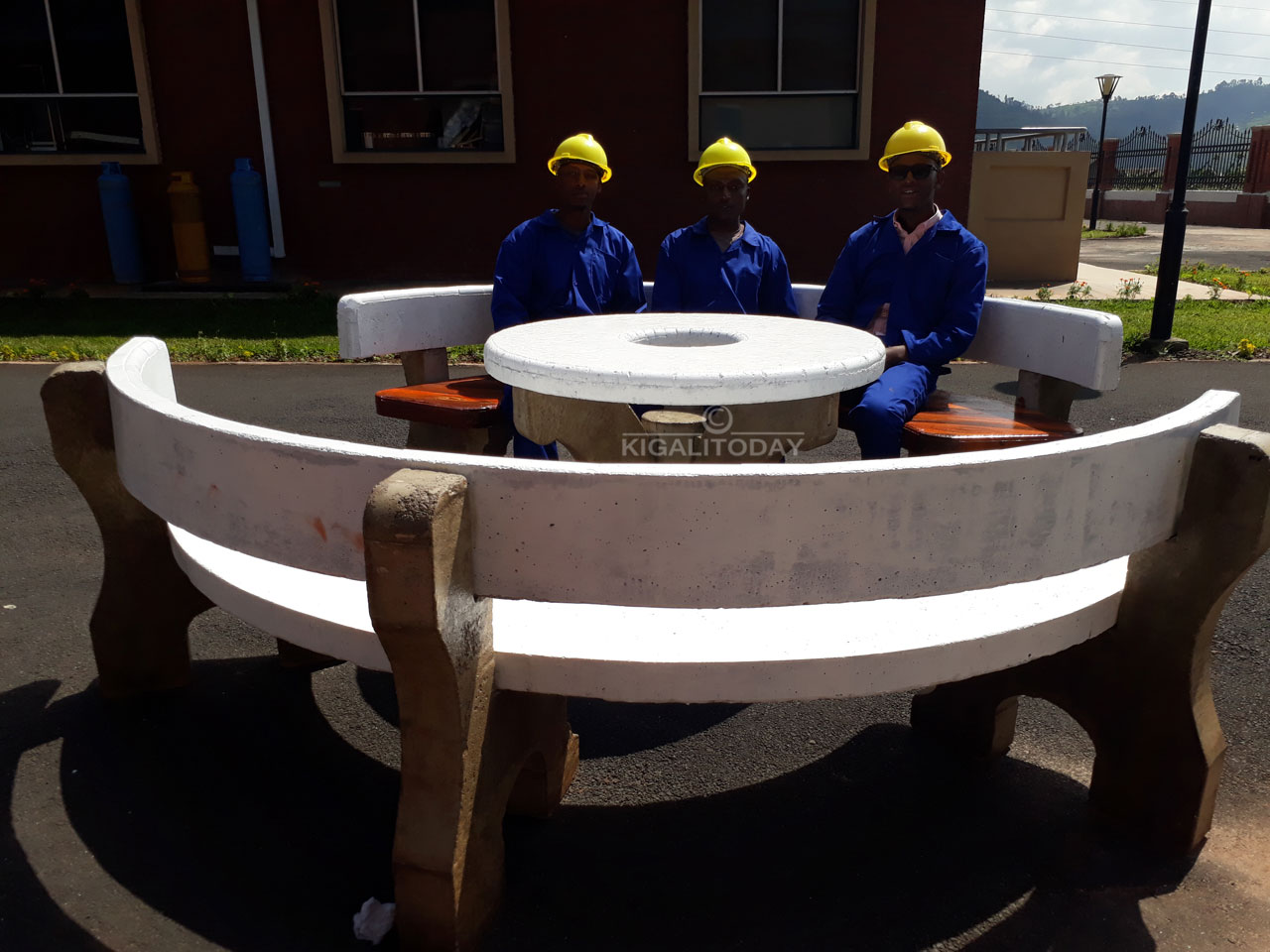 Abo ni bo banyeshuri batatu bagize igitekerezo cyo gukora izi ntebe