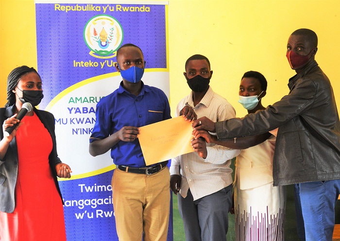 Inteko yashyikirije ibihembo Kwizera Samuel mu marushanwa y'imivugo n'inkuru ngufi