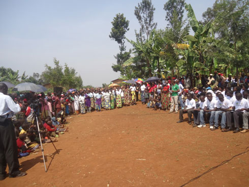 Intore zo kurugerero zifatanyije n'abaturage kwishimira ibyo bagezeho.