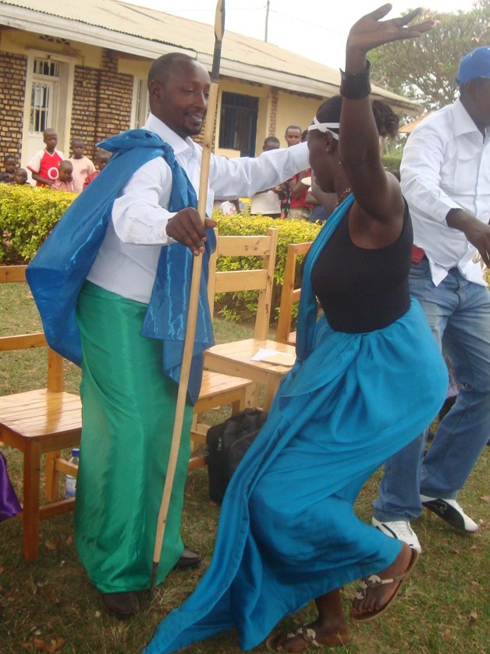 Itorero ryatangijwe n'igitaramo, Intore zicinya umudiho.