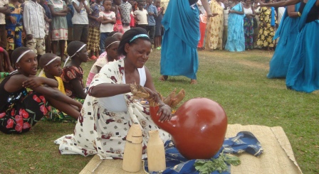 Intore zatangiye Itorero zizimanira abana.