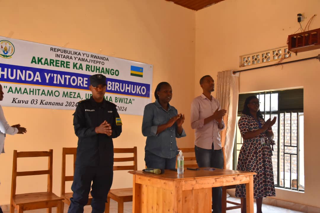 Abayobozi batangiza gahunda y'Intore mu biruhuko