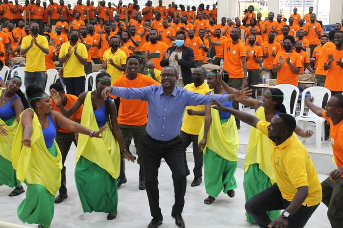 Minisitiri Dr Bizimana yafatanyije n'Intore za AERG gucinya akadiho