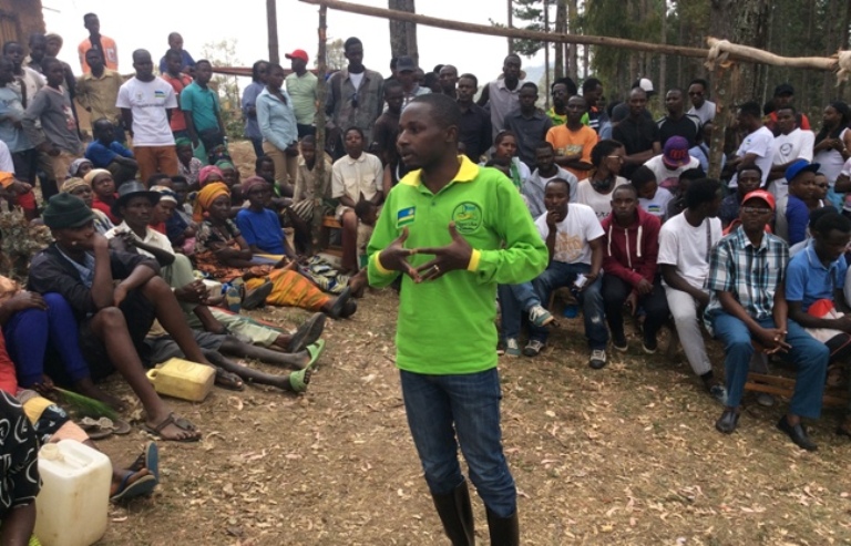 Intore Tuyisenge aganiriza abaturage