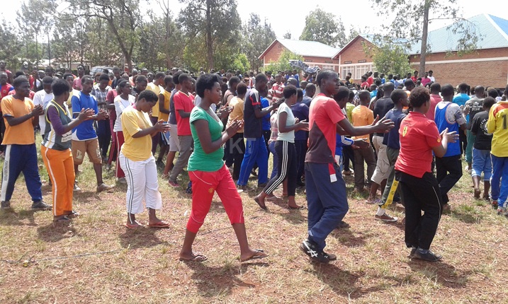 Intore zishimiye kwinjizwa mu zindi, zigahabwa izina n'icyivugo.