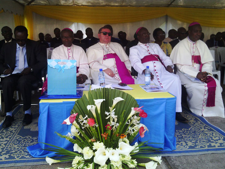 Intumwa ya Papa mu rwanda (hagati) nayo yitabiriye kwizihiza yubire y