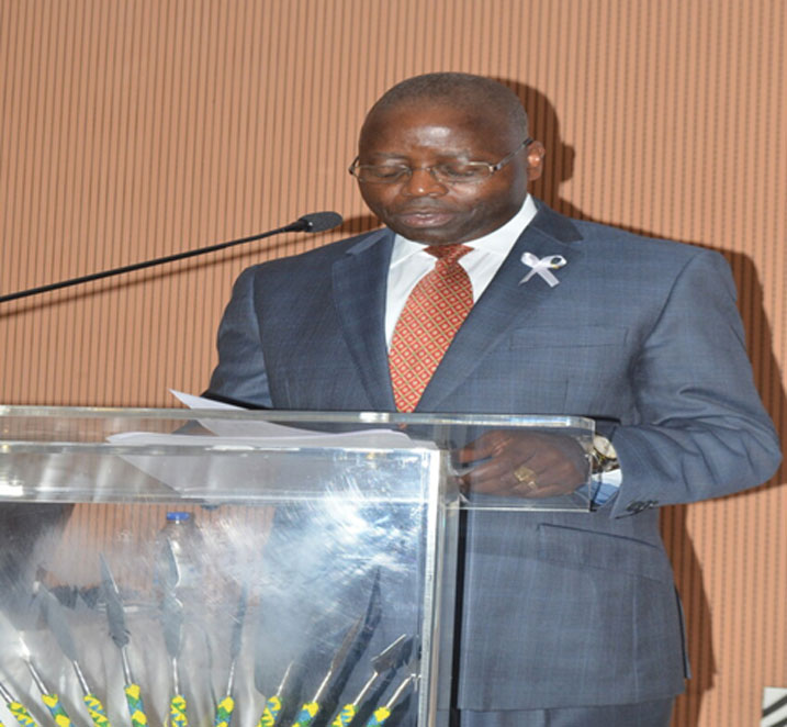 Intumwa yungirije y'Umunyamabanga Mukuru wa Loni, Simon Munzu, atanga ikiganiro.