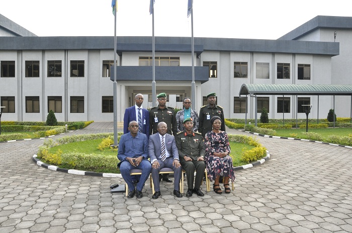 Intumwa za APSTA zasuye Rwanda Peace Academy n'abayobozi ba RPA bafashe ifoto y'urwibutso