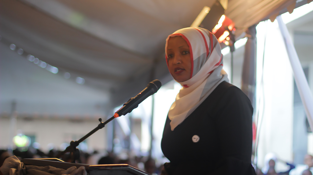 Depite Ndangiza Madina yifatanyije n'abitabiriye igikorwa cyo kwibuka abahoze ari abarezi n'abanyeshuri ku ishuri ry'Intwari bishwe muri Jenoside yakorewe Abatutsi