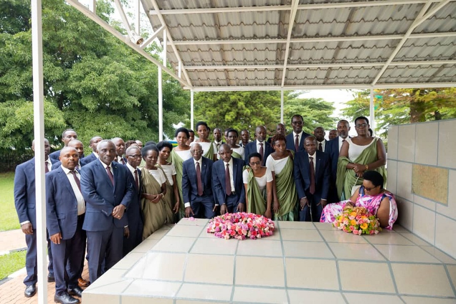 Imiryango y'Intwari yashyize indabo ku mva n'ibirango byazo ku Gicumbi cy'Intwari i Remera