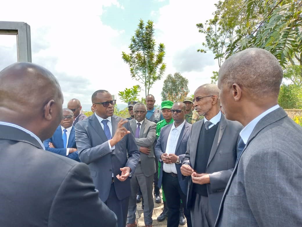 Minisitiri Bizimana hamwe n'abakozi b'ibigo bishanikiye kuri MINUBUMWE, bari ku Gicumbi cy'Intwari z'i Nyange muri Ngororero