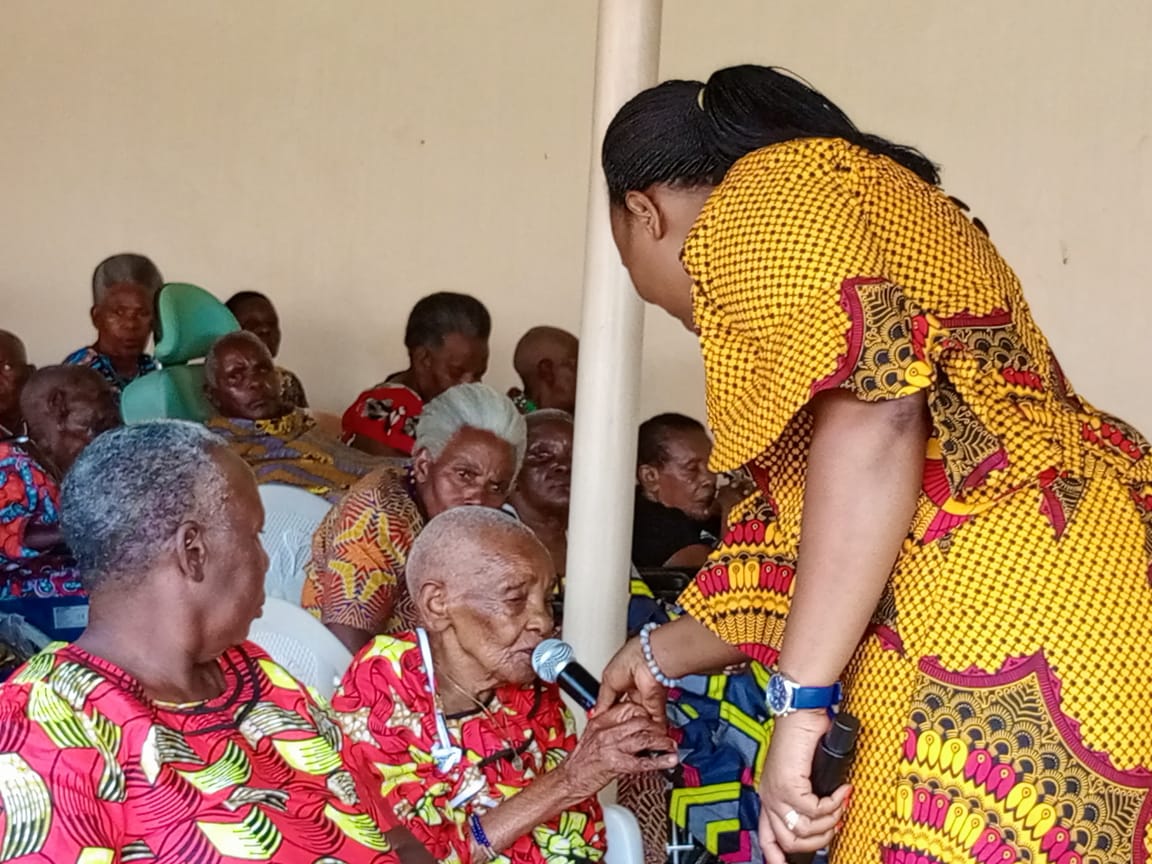 Umukuru mu Ntwaza z'i Huye ufite imyaka 105, yasabye abashyitsi kumusuhuriza Umukuru w'Igihugu