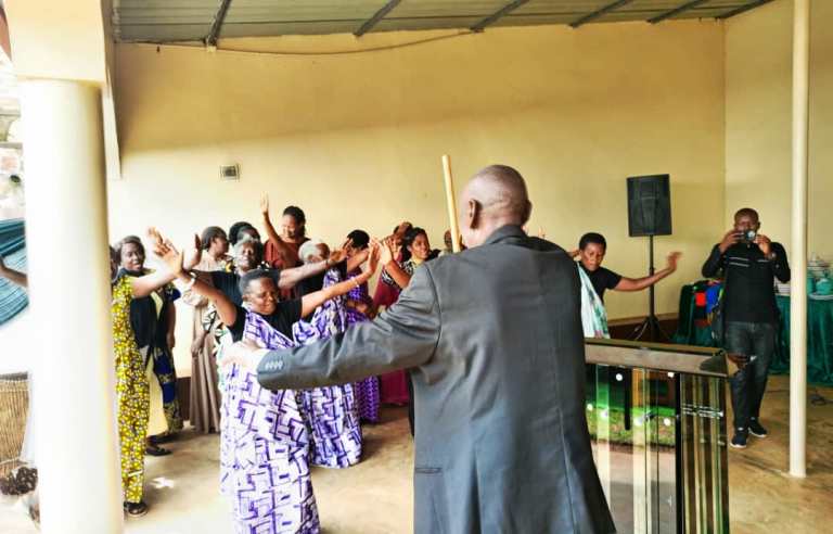 Bakiriye abashyitsi bacinya akadiho