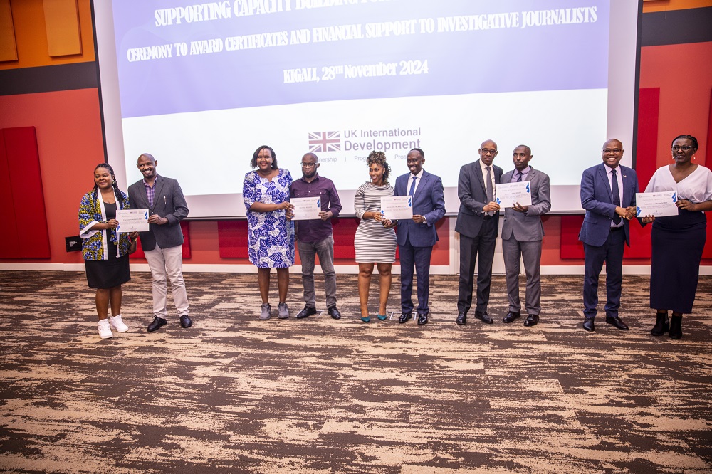 Abanyamakuru batanu bahize abandi bashyikirijwe ibyemezo by'ishimwe