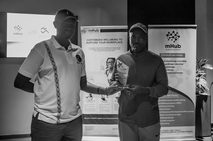 Umuyobozi w'Ishami Rishinzwe Imicungire y'Abakozi muri BNR, Muhire Modeste ashyikirizwa igihembo