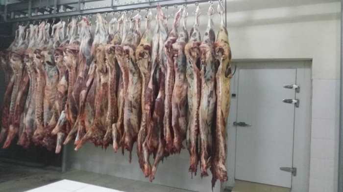 Inyama zisigaye zirangurwa kure, ari na yo mpamvu zazamuye igiciro