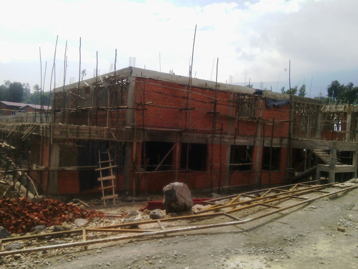 Inyubako bubaka igeze kure ariko abakozi ntacyo bahabwa.