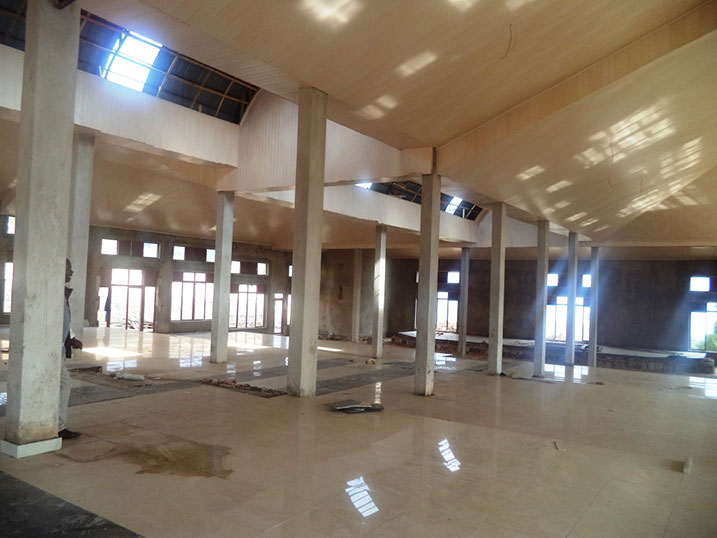 Icyumba cy'inama cyo gisa n'icyarangiye.