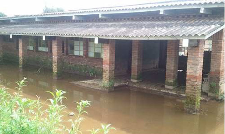 Inyubako z'ikigo nderabuzima cya Nyundo zari zangijwe n'umugezi wa Sebeya muri Gicurasi, 2010.