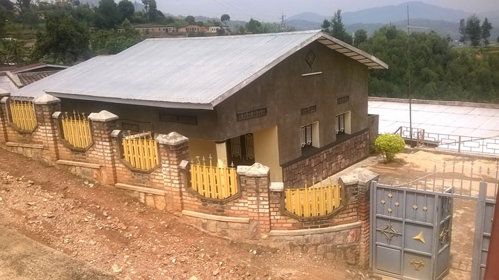 Abafite amikoro adahambaye nabo bagerageza kubaka inzu zigaragara neza.