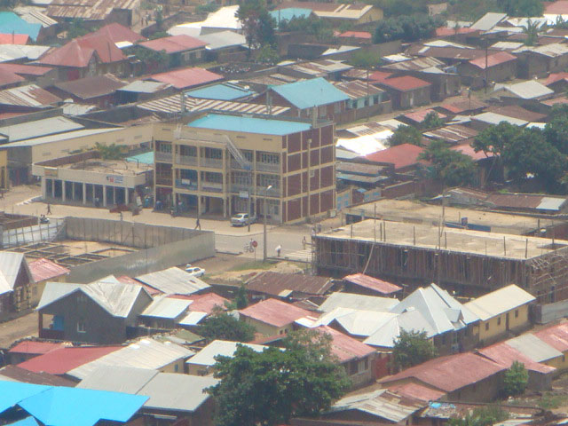 Inyubako zo mu mujyi wa Gisenyi inyinshi zirashaje.