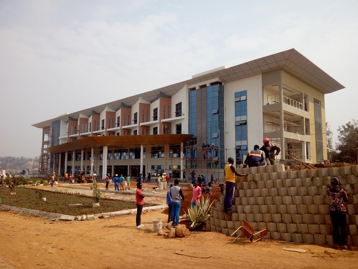 Inyubako irimo amashuri na Laboratoires