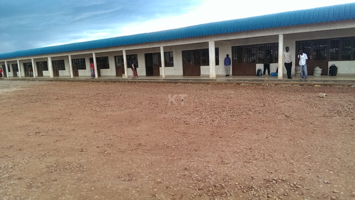 Hubatswe amazu ahagije ku buryo abifuza gukora ibikorwa by'ubucuruzi batabura aho bakorera.