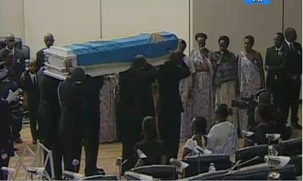 Umurambo ya nyakwigendera Inyumba uzanwa mu Nteko ishinga amategeko ngo abayobozi bakuru bawusezeraho.