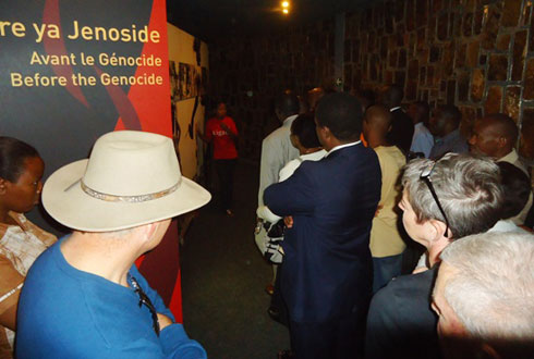 Basuye urwibutso rurimo ibimenyetso n'inyandiko zivuga ku mateka ya Jenoside yakorewe Abatutsi, ndetse n'izindi Jenoside zabaye ahandi ku isi.