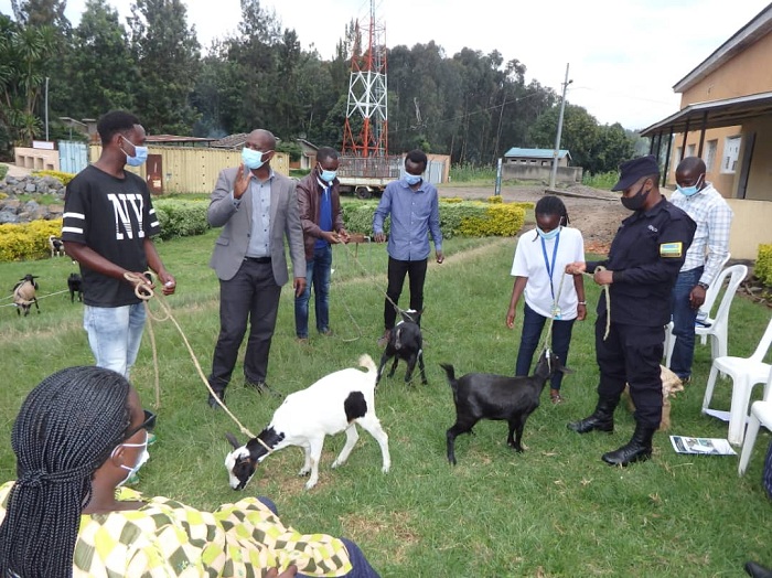 Ubuyobozi bwabashimiye igikorwa cyiza barimo gukora baremera abatishoboye