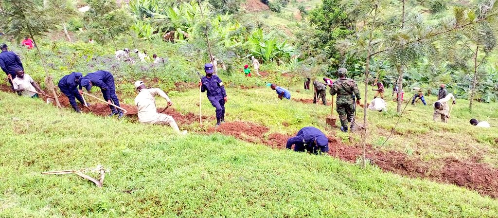 Inzego z'umutekano zafashije mu gusibura no gucukura imirwanyasuri mu nkengero z'umugezi wa Nyabarongo