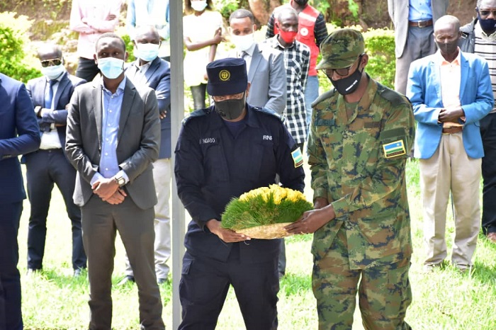 Abari bahagarariye inzego z'umutekano na bo bashyize indabo ku mva