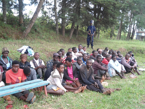 Bamwe mu bafashwe na polisi ikorera mu karere ka Nyanza mu gikorwa cy