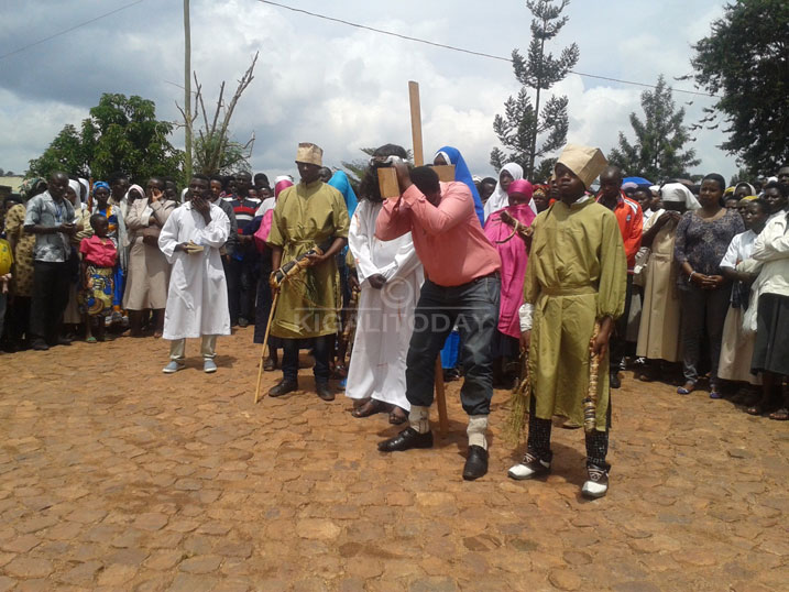 Aha bakinaga ubwo Yezu bamwakiraga umusaraba 