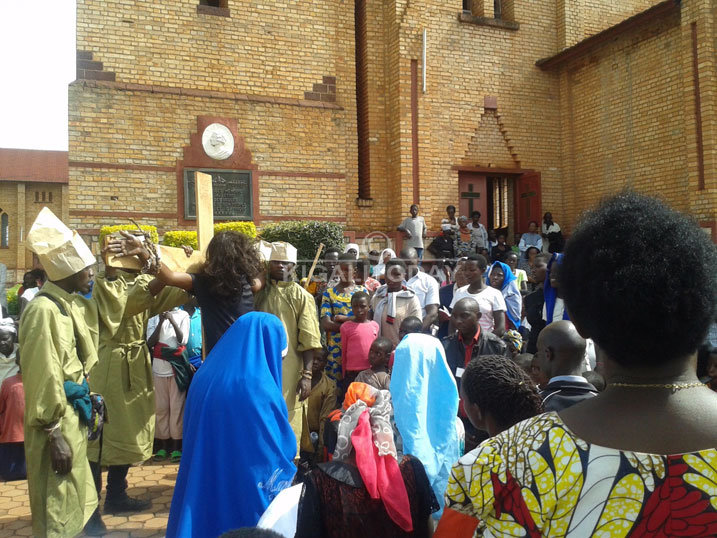 Ubwo bakoraga inzira y'umusaraba bazirikanaga ububare bwa Yezu. Aha bari bamubambye ku musaraba 