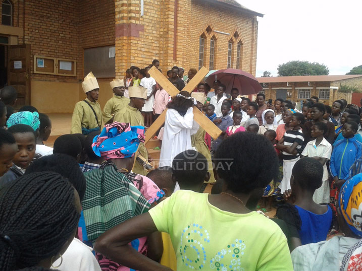 Inzira y'umusaraba: Aha Yezu nibwo bari bakimara kumwikoreza umusaraba imbere ya Katedarali ya Butare 