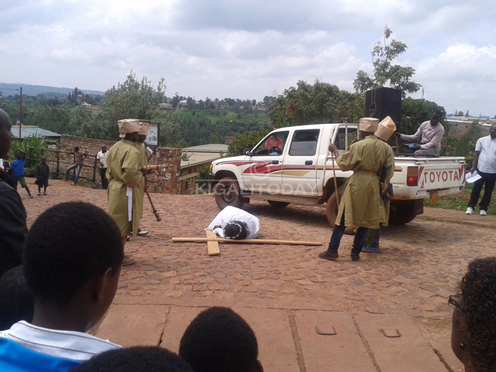 Mu nzira y'umusaraba bazirikanaga ububare bwa Yezu. Aha Yezu yari aguye 