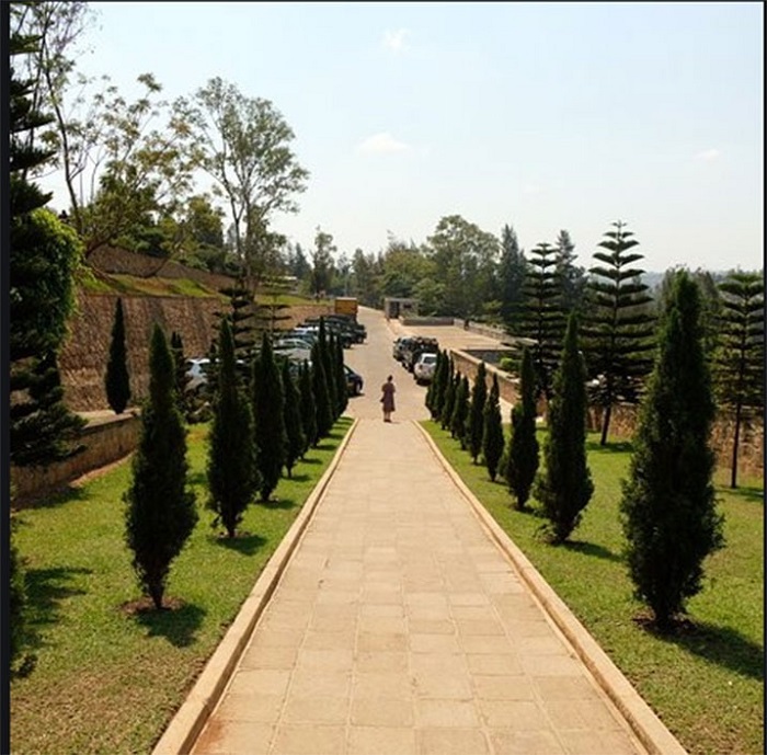 Inzira ijya kuri Amphitheatre ni uku imeze