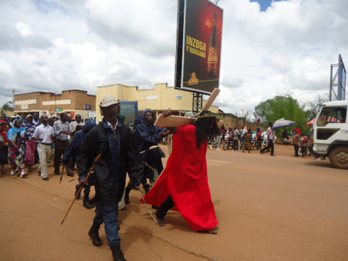 Inzira y'umusaraba yanyuze hagati mu mujyi wa Butare.
