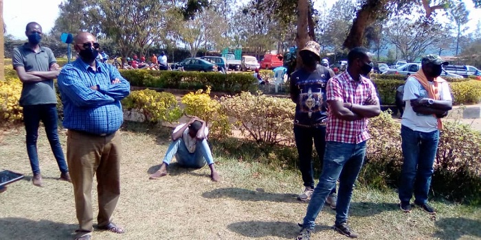 Bafatiwe mu kabari barenze ku mabwiriza yo kwirinda Covid-19