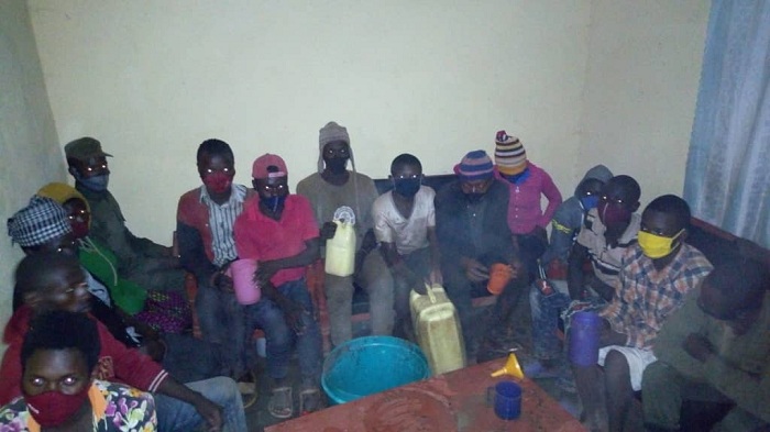 Bafashwe bahinduye urugo akabari