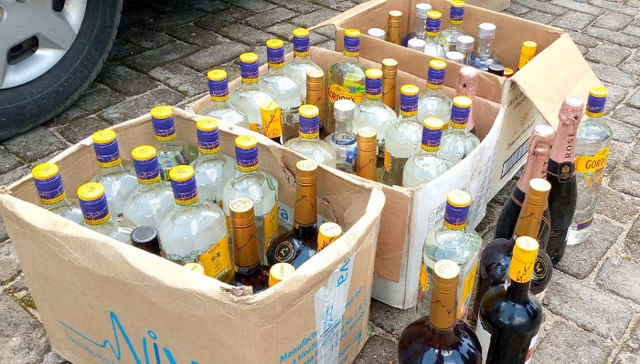 Yafatanywe inzoga nyinshi kandi zihenze