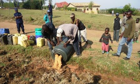 Abaturage bahamya neza ko biboneye inzoka iva muri iki kigunguru.