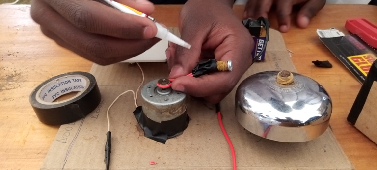 Muri GS Sainte Bernadette bakoze inzogera ishyirwa ku muryango, bifashishije iy'igare