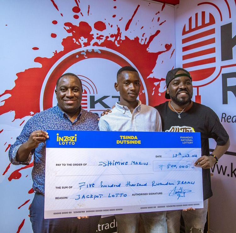 Ishimwe Marius (hagati) n