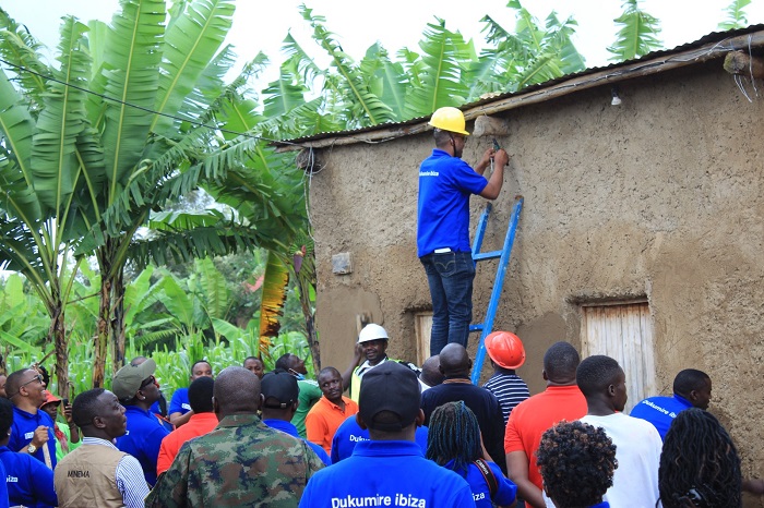 Abaturage basabwe kuzirika neza ibisenge by'inzu