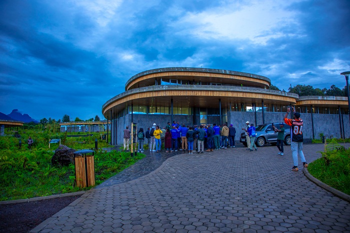 Basuye ibigo binyuranye byita ku bidukikije no kurengera urusobe rw'ibinyabuzima muri Pariki y'Ibirunga